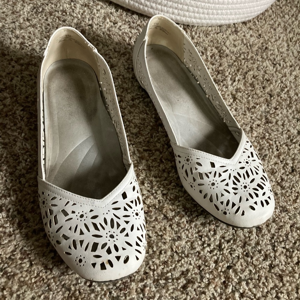 Easy Street White Floral Cutout Flats